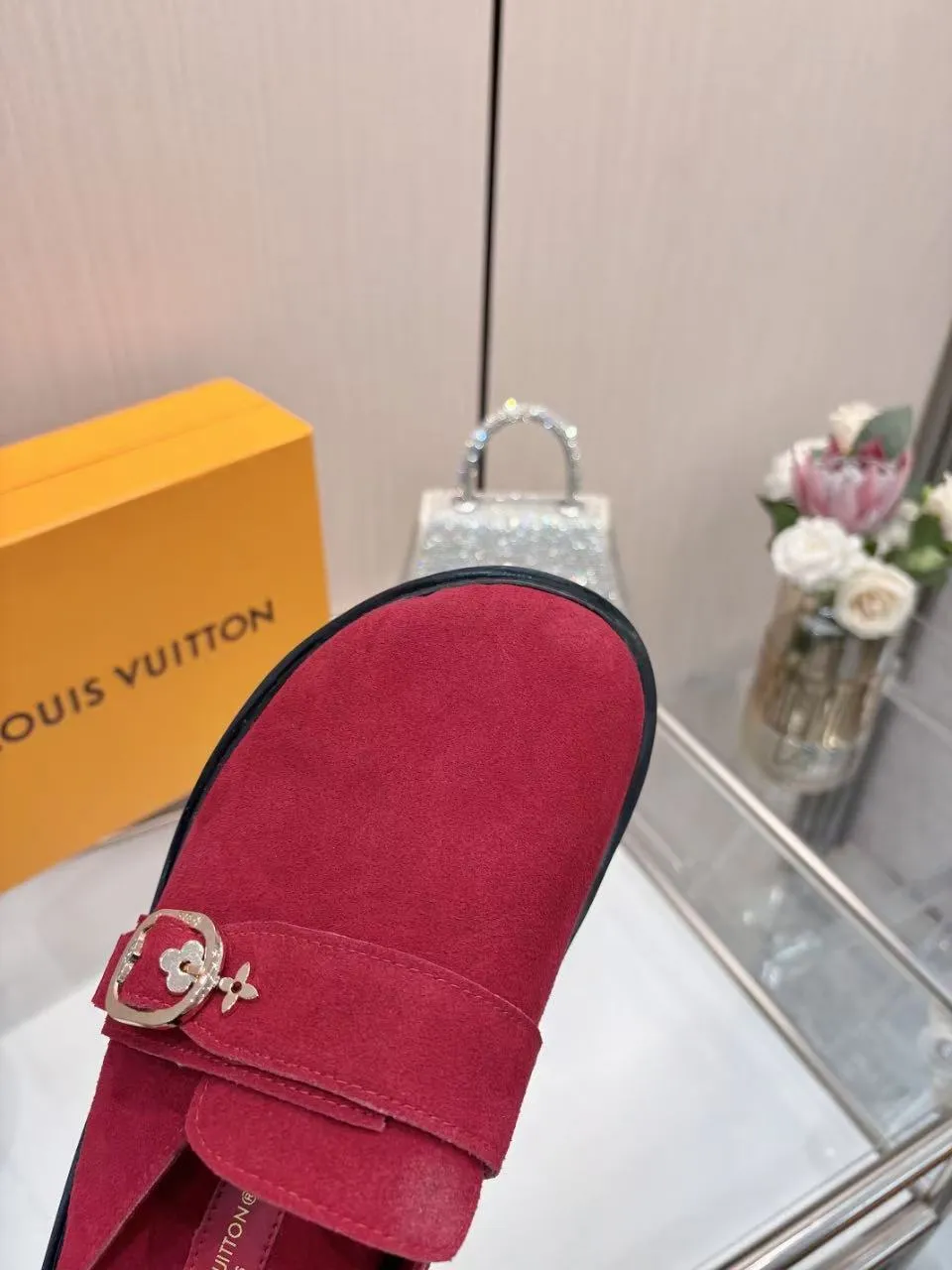 👟👟Ex-factory price 520👟👟 /lv new Baotou half-drag winterbreak comfert flat slippers lv letter and monogram floral embellished leather surface, with sheepskin lining, suitable for indoor and outdoor wear. The water table is made of high-density foam material, which is light and comfortable. The sole has a certain thickness and the heightening effect is also good! Boutique size:35-46